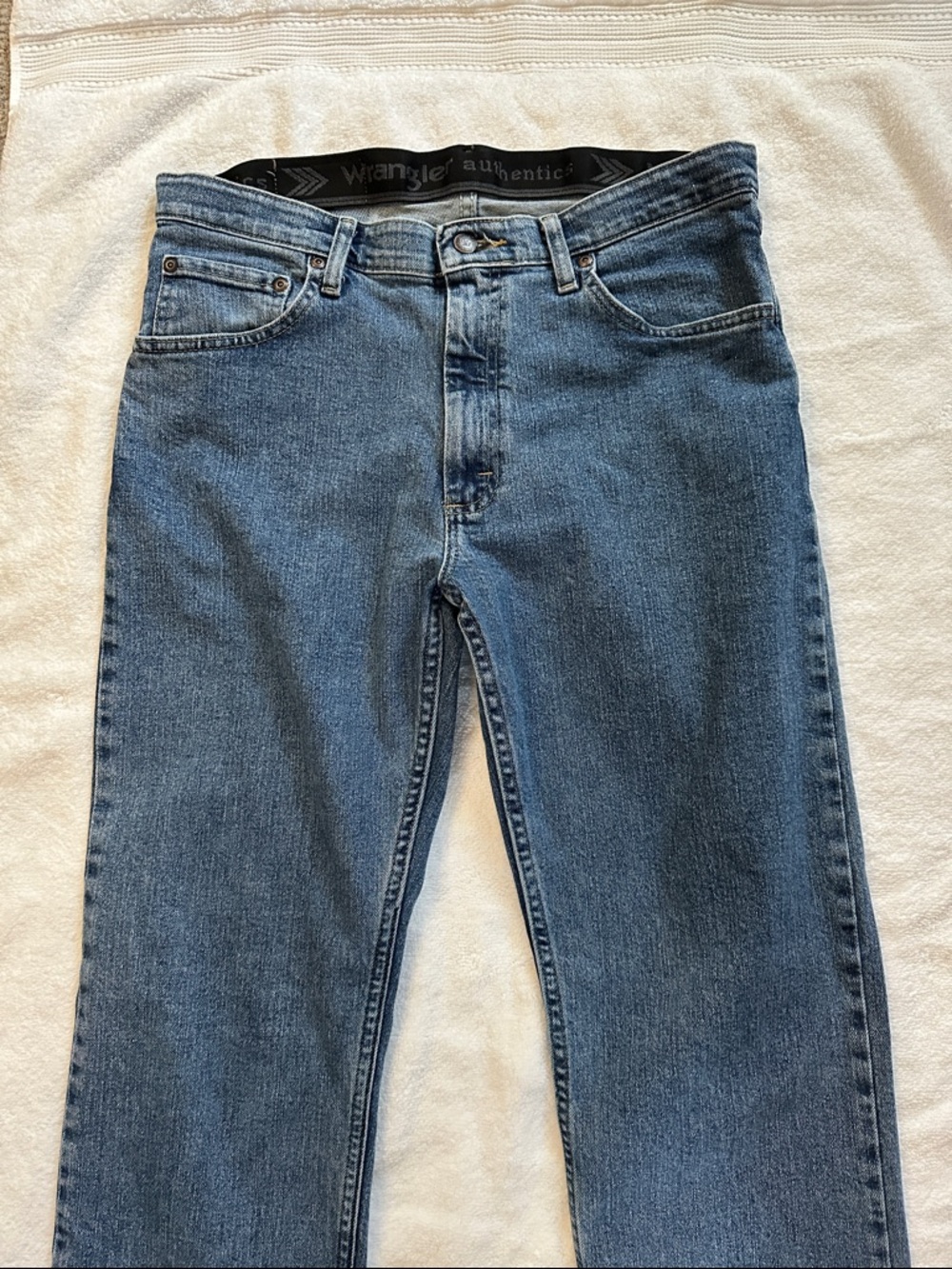 Wrangler Men's Medium Blue Straight Leg Jeans